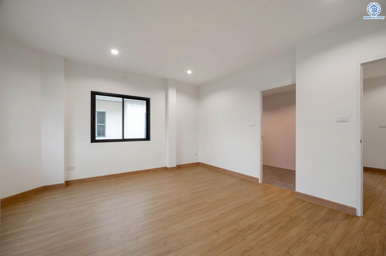 บ้านมือสองตกแต่งใหม่ โครงการ ณัฐชากรีนวิลล์ ปิ่นเกล้า-กาญจนาฯ บนเนื้อที่ 57.70 ตร.ว. ฟังก์ชัน 3 ห้องนอน 2 ห้องน้ำ จอดรถได้ 2 คัน บนทำเลศักยภาพ ใกล้เซ็นทรัลเวสต์เกต ทางด่วน "ศรีรัช" รถไฟฟ้าสายสีม่วง "สถานีตลาดบางใหญ่"